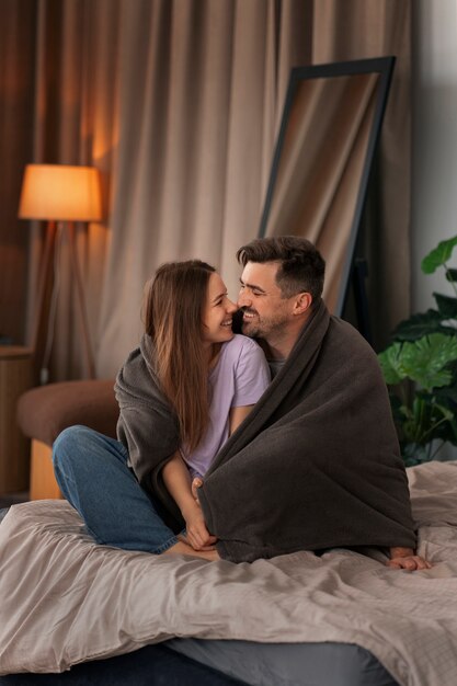 Una pareja romántica celebrando el día de San Valentín juntos en casa.