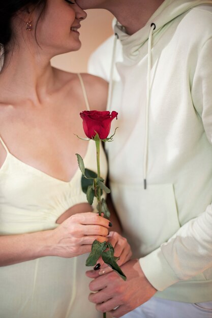 Pareja romántica celebrando el día de san valentín con rosa roja