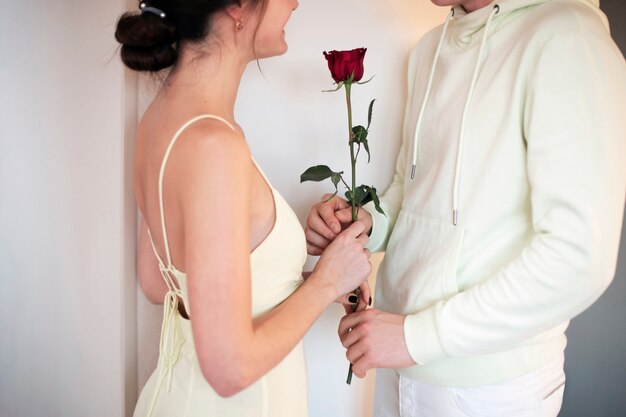 Pareja romántica celebrando el día de san valentín con rosa roja