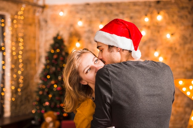 Foto gratuita pareja romántica celebrando navidad juntos