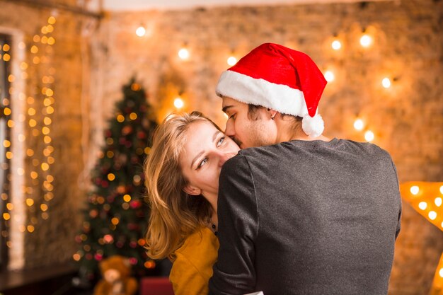 Pareja romántica celebrando navidad juntos