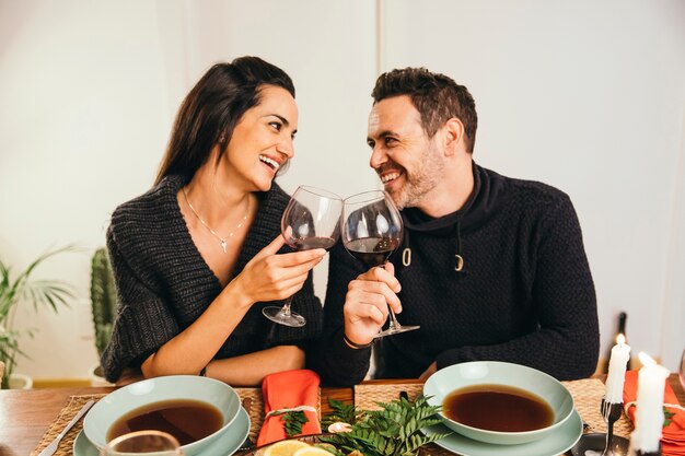 Pareja romántica en cena de navidad