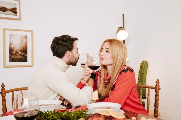 Pareja romántica en cena de navidad