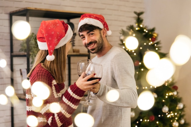 Foto gratuita pareja romántica en cena de navidad