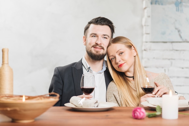 Pareja romántica cenando en la mesa