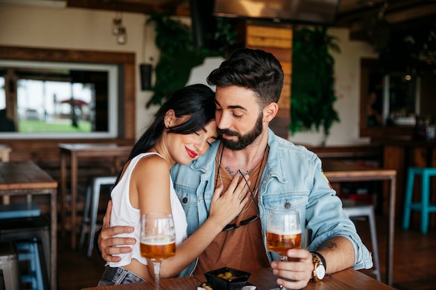 Pareja romántica con cerveza