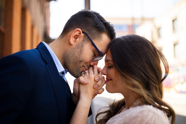 Foto gratuita pareja romántica en la ciudad abrazada después del compromiso