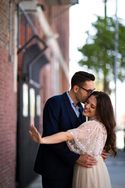 Pareja romántica en la ciudad celebrando el compromiso juntos