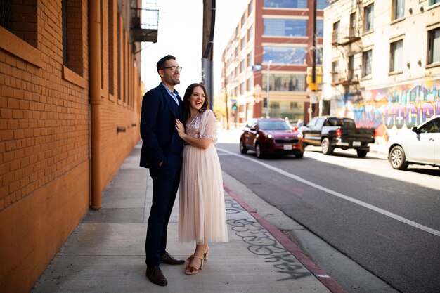 Pareja romántica en la ciudad celebrando el compromiso juntos