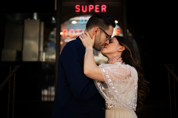 Pareja romántica en la ciudad celebrando el compromiso juntos