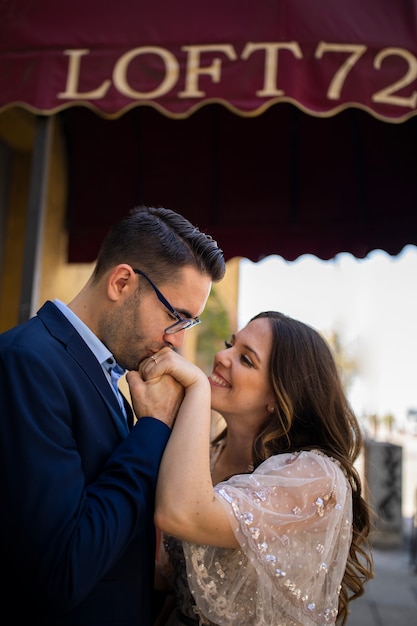 Foto gratuita pareja romántica en la ciudad celebrando el compromiso juntos