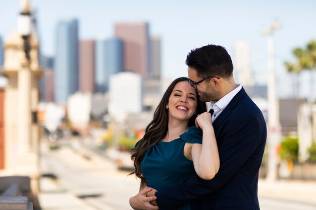 Pareja romántica en la ciudad celebrando el compromiso juntos