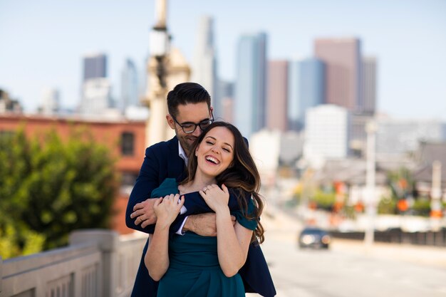 Pareja romántica en la ciudad celebrando el compromiso juntos