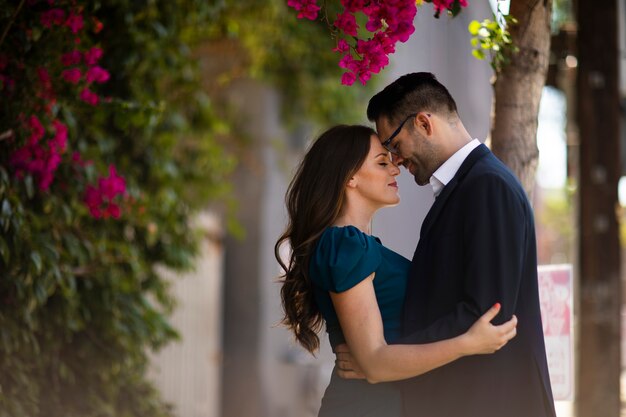 Pareja romántica en la ciudad celebrando el compromiso juntos