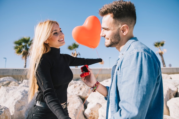 Foto gratuita pareja romántica comprometida en la playa