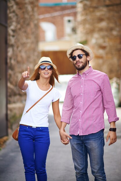 Pareja romántica dando un paseo