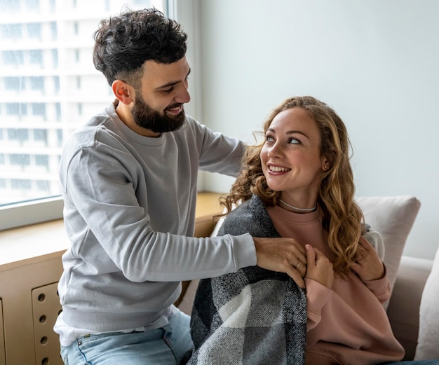 Pareja romántica descansando en casa