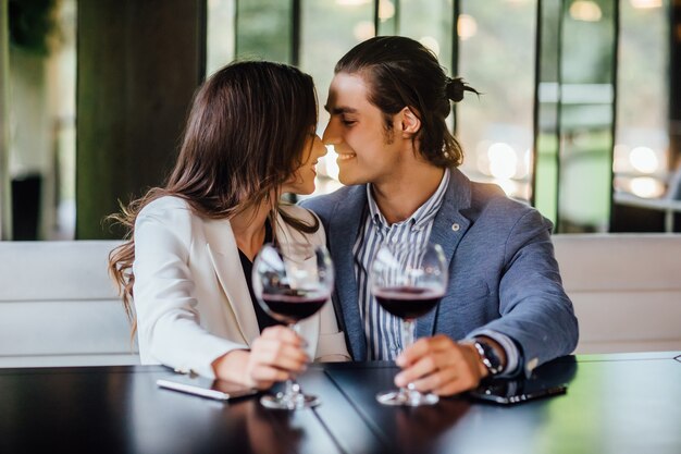 Pareja romántica disfrutando de la cena en la cafetería relación y tiempo romántico