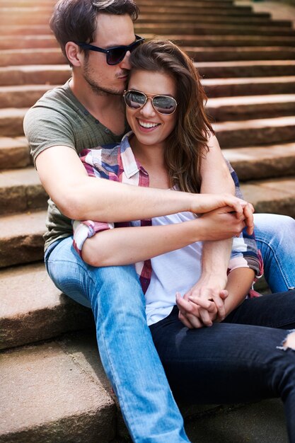 Pareja romántica disfrutando en la ciudad