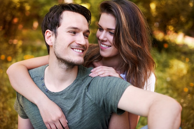 Pareja romántica disfrutando en el parque