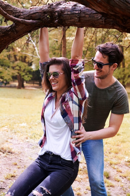 Pareja romántica disfrutando en el parque