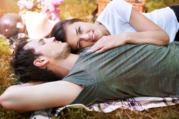 Pareja romántica disfrutando de un picnic en el parque