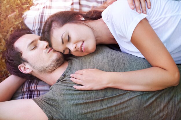 Pareja romántica disfrutando de un picnic en el parque