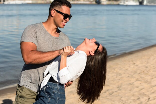 Pareja romántica divirtiéndose en la playa