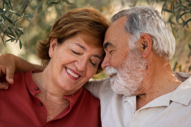 Pareja romántica de edad avanzada disfrutando de la vida en el campo