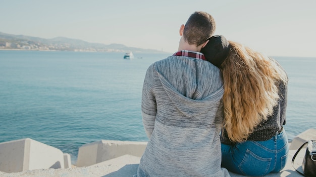 Foto gratuita pareja romántica enfrente del mar