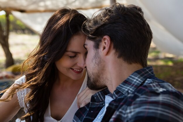 Pareja romántica fuera de la tienda