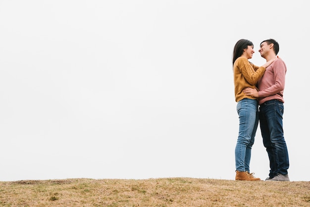 Pareja romántica joven enamorada