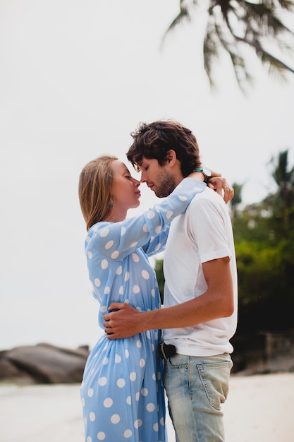 Pareja romántica joven inconformista con estilo en el amor en la playa tropical durante las vacaciones