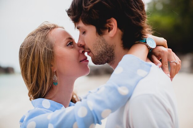 Pareja romántica joven inconformista con estilo en el amor en la playa tropical durante las vacaciones