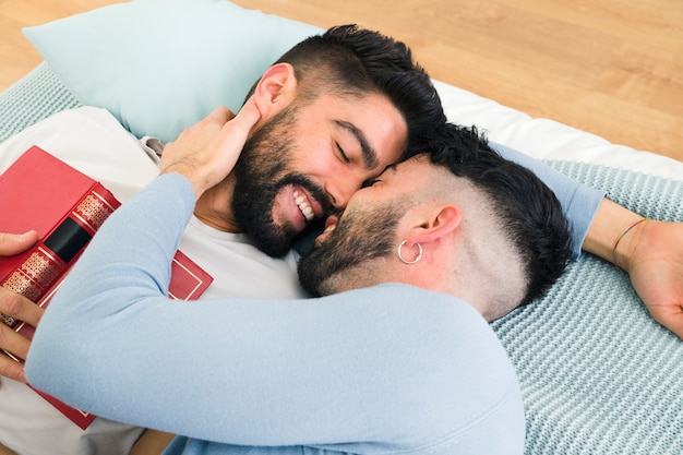 Foto gratuita pareja romántica joven romántica amorosa acostado en la cama