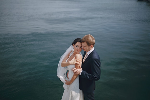 Pareja romántica en el mar