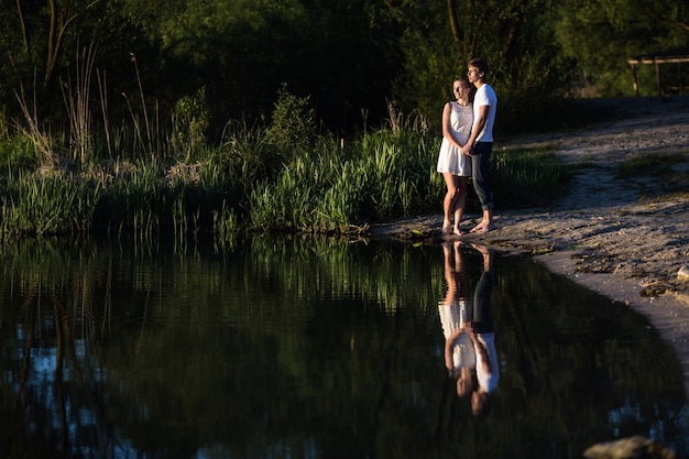 Foto gratuita pareja romántica mirando el lago