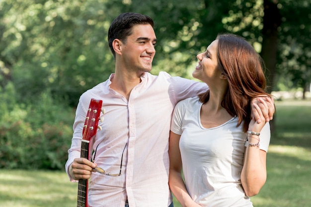 Pareja romántica mirándose en la naturaleza