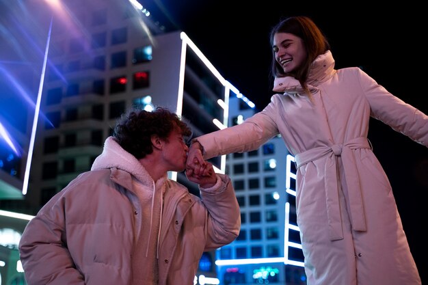 Pareja romántica por la noche disfrutando de la vida de la ciudad.