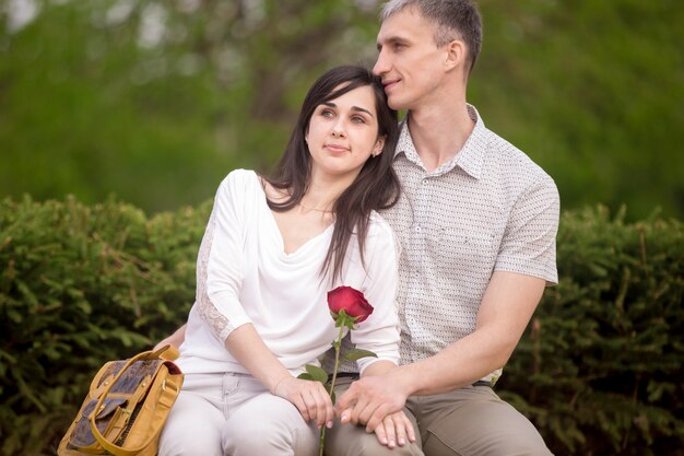 Pareja romántica pasando la tarde juntos