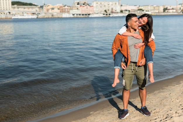 Pareja romántica pasar tiempo juntos en la playa