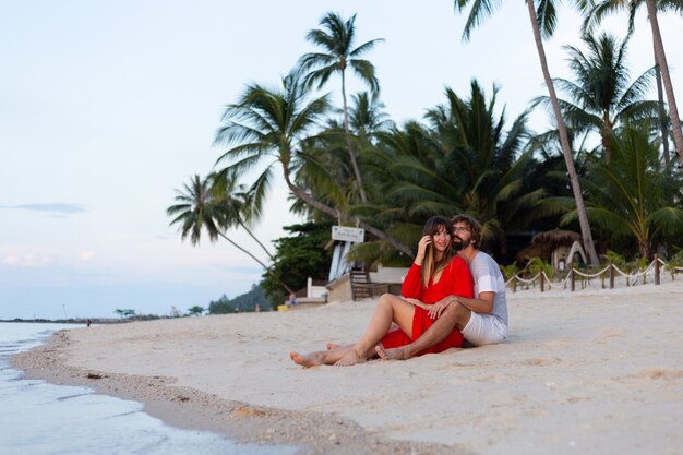 Pareja romántica en la playa al atardecer