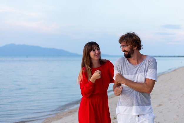 Pareja romántica en la playa al atardecer