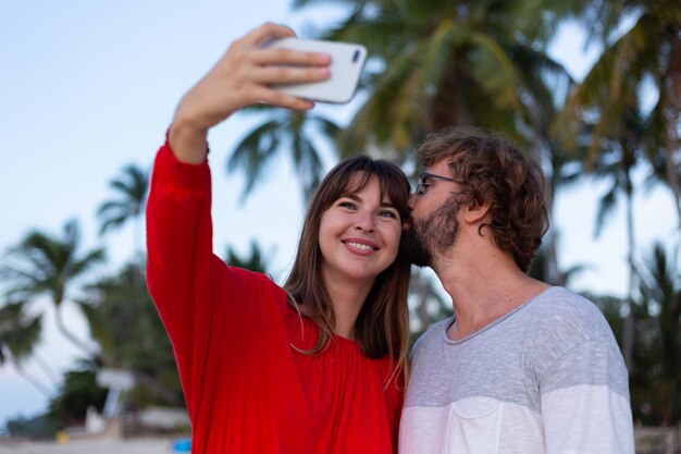 Pareja romántica en la playa al atardecer