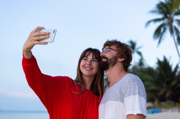 Pareja romántica en la playa al atardecer