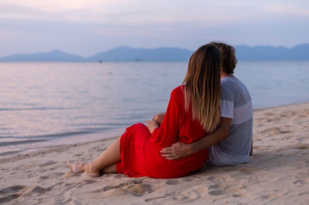 Pareja romántica en la playa al atardecer