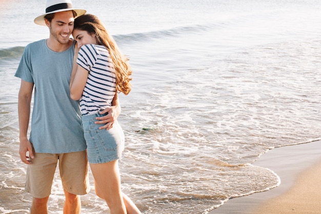 Pareja romantica por la playa