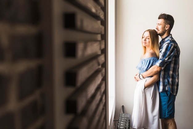 Pareja romántica posando en casa