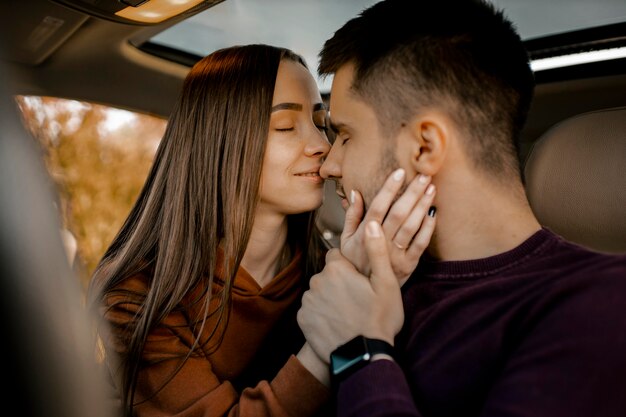 Pareja romántica de primer plano en coche