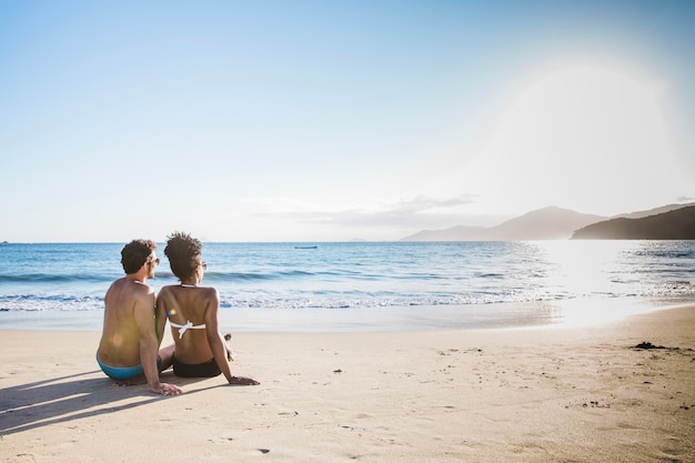 Pareja romántica relajando en la playa